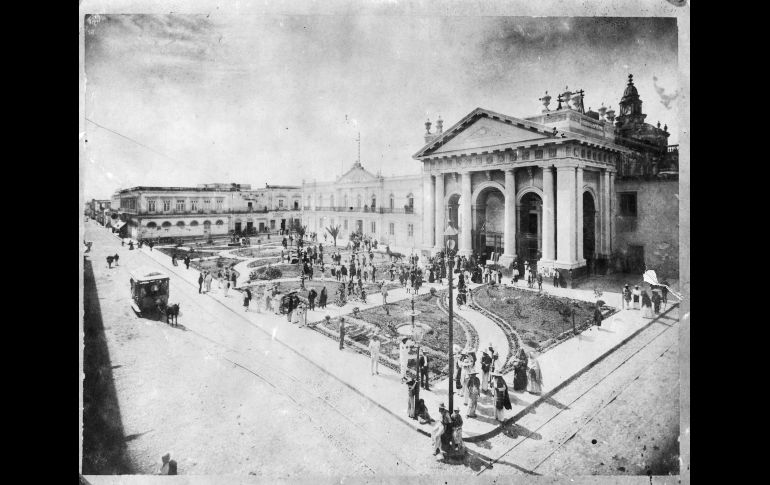 EDIFICIO HISTÓRICO. Plazuela de la Antigua Real Universidad de Guadalajara. 1880. Hoy Plaza Universidad y Biblioteca Iberoamericana, notese el transporte de tranvia de mulitas. EL INFORMADOR / ARCHIVO