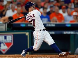 José Altuve, de los Astros, se despachó con tres jonrones ayer en el duelo ante los Medias Rojas. AFP/B. Levey