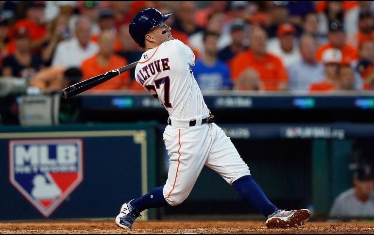 José Altuve, de los Astros, se despachó con tres jonrones ayer en el duelo ante los Medias Rojas. AFP/B. Levey