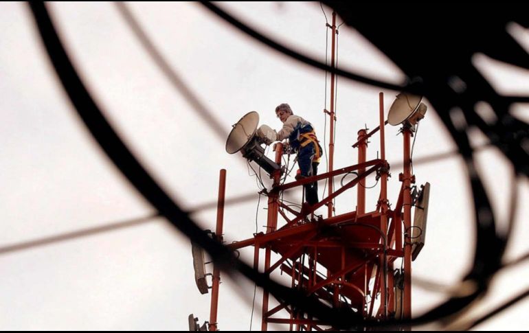 Como agente económico preponderante, Telmex debe crear una empresa para dar servicios a mayoristas. AFP/Archivo