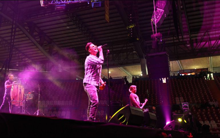 Más de mil personas disfrutaron los éxitos de Los Amigos Invisibles. EL INFORMADOR/Archivo