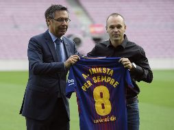 Iniesta firmó el contrato en el estadio Camp Nou, donde le entregaron una camiseta con la leyenda ''A. Iniesta per sempre'', o (por siempre en catalán). AFP / L. Gene