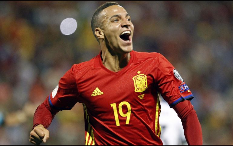 Rodirgo Moreno celebra el primer gol de la Furia Roja. EFE/ J. Reina