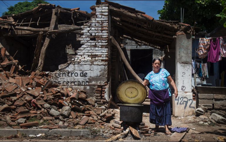 En Chiapas fueron entregados algunos monederos electrónicos a los afectados del sismo. EFE/ L. Villalobos