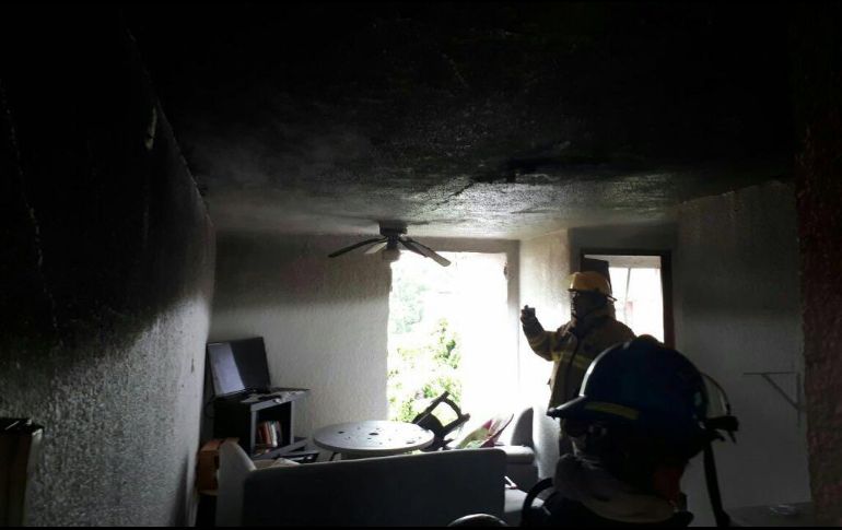 En el interior del lugar quedaron varios objetos quemados. ESPECIAL/ Bomberos de Zapopan
