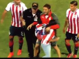 Marín, Bonini y Salcido protegen a la joven seguidora del Rebaño. TWITTER / @RobertoCoeto