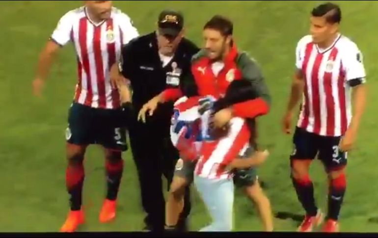 Marín, Bonini y Salcido protegen a la joven seguidora del Rebaño. TWITTER / @RobertoCoeto