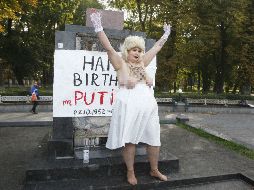 Una manifestante disfrazada de Marilyn Monroe protesta contra el mandatario ruso en el monumento a los héroes de la Revolución de Octubre. EFE / S. Franko