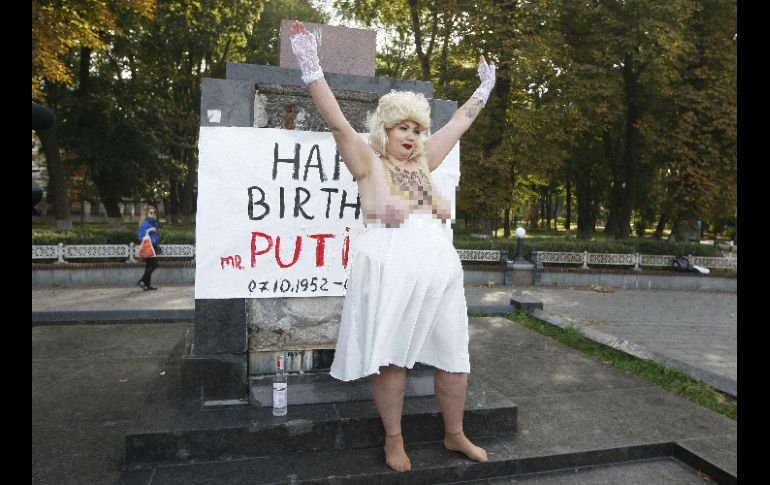 Una manifestante disfrazada de Marilyn Monroe protesta contra el mandatario ruso en el monumento a los héroes de la Revolución de Octubre. EFE / S. Franko