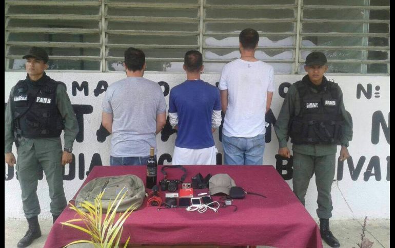 El Sindicato Nacional de los Trabajadores de la Prensa (SNTP) difundió una foto en que se mostraba a los periodistas detenidos custodiados por militares. TWITTER / @sntpvenezuela