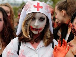 Varios fanáticos de los muertos vivientes salieron a las calles caracterizados por un maquillaje profesional. AFP / T. Samson