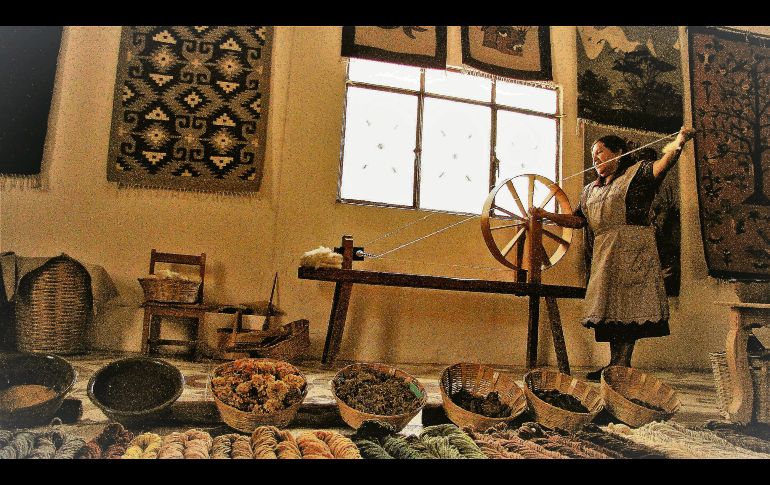 Doña Julia. Hilando lana en Teotitlán, Oaxaca. EL INFORMADOR / P. Somellera