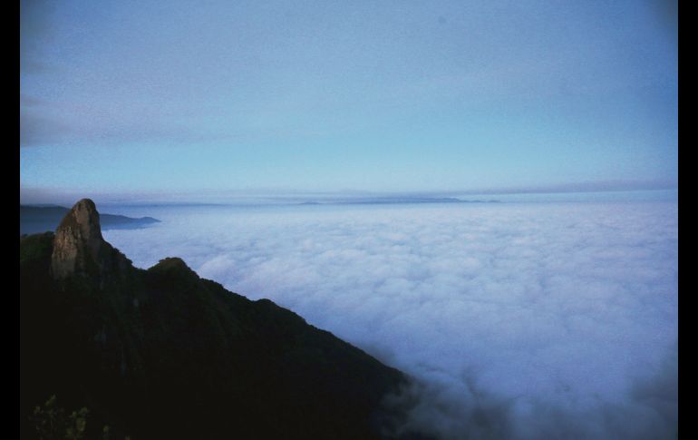 CIMA. Un océano de nubes surca el peñón. EL INFORMADOR / M. Vargas