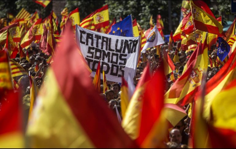 Este domingo miles de catalanes se manifestaron contra el referéndum en las calles de cataluña. EFE/ Q. García