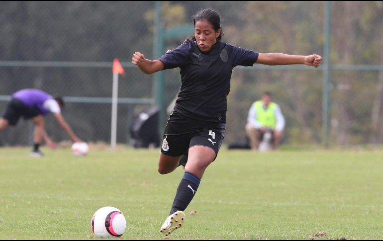 Al minuto 3 Arlett Tovar anotó por la vía del penalti el primer gol de Chivas. Twitter/@ChivasFemenil