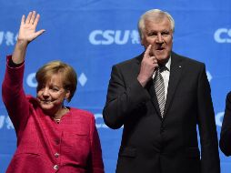 Merkel y el presidente de la CSU, Horst Seehofer, quieren presentar los detalles sobre el acuerdo durante una rueda de prensa celebrada el lunes hacia el mediodía en Berlín. AFP / C. Stache