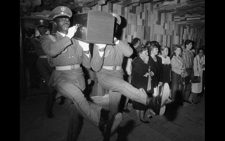 Sus restos, encontrados en una fosa común en julio de 1997, fueron  repatriados a Cuba. Soldados cargan el ataúd el 17 de octubre de 1997 rumbo al mausoleo en Santa Clara, Cuba. AFP/AIN
