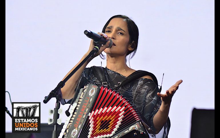 Julieta Venegas llamó a reconstruir el país y a 