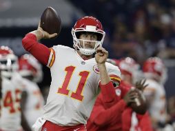 El mariscal de campo de los Jefes (5-0), Alex Smith, lanzó para tres anotaciones con 324 yardas, para que su equipo lograra su quinto éxito. AFP/T. Warner