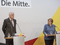 La rueda de prensa de Merkel (D) y Seehofer (IZQ)se produjo un día después de una jornada de negociaciones entre la CDU y la CSU. EFE / O. Messinger