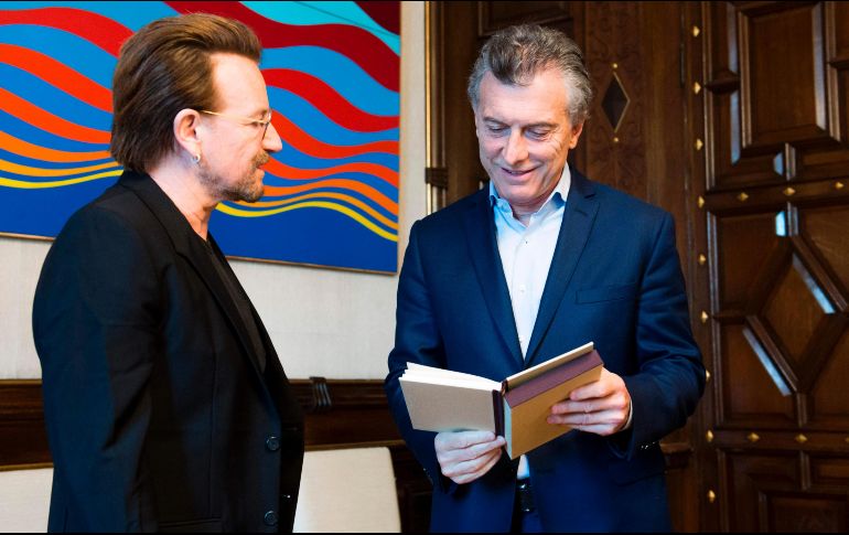 Macri recibió a Bono junto a su jefe de gabinete, Marcos Peña, en la Casa Rosada. AFP / HO