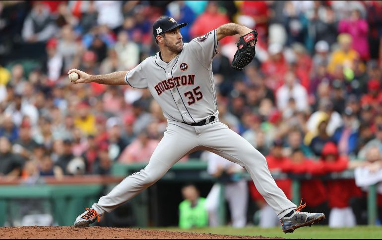 Justin Verlander superó a Chris Sale en un duelo de aces relevistas. AFP /Elsa