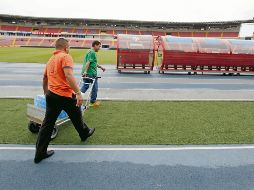 Todo listo. Miembros de logística ajustan detalles para el partido Panamá vs. Costa Rica, en el Estadio Rommel Fernández. EFE