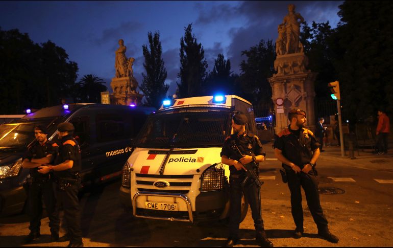Policías españoles vigilan la entrada al parlamento catalán, donde se esparaba que una multitud se reuniera previo al discurso del independentista Carles Puigdemont. AP/E. Morenatti
