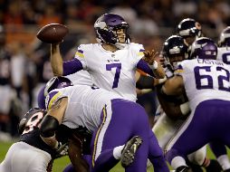 El mariscal de campo Case Keenum (7) lideró tres series anotadoras en la segunda mitad tras sustituir a Sam Bradford. AP/D. Cummings