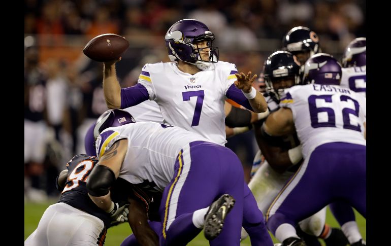 El mariscal de campo Case Keenum (7) lideró tres series anotadoras en la segunda mitad tras sustituir a Sam Bradford. AP/D. Cummings