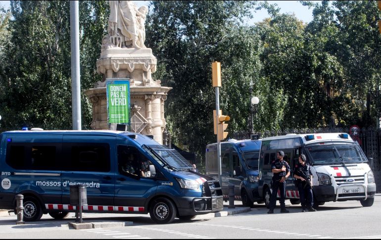 Prueba de la tensa espera que rodea esta declaración prevista ante el legislativo regional, la policía catalana cerró al público el Legislativo. EFE / Q. García