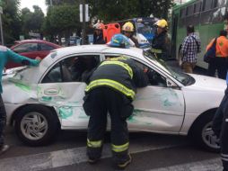 Choque entre camión y auto particular deja tres lesionados