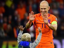 Robben apareció con uno de sus hijos al final del partido de esta tarde en que Holanda se impuso 2-0 a Suecia. AFP/E. Dunand