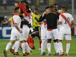El equipo peruano celebra la posibilidad de regresar a un mundial después de más de tres décadas de no hacerlo; las posibilidades son amplias, pues  enfrentará a Nueva Zelanda en la repesca. AP / M. Mejía