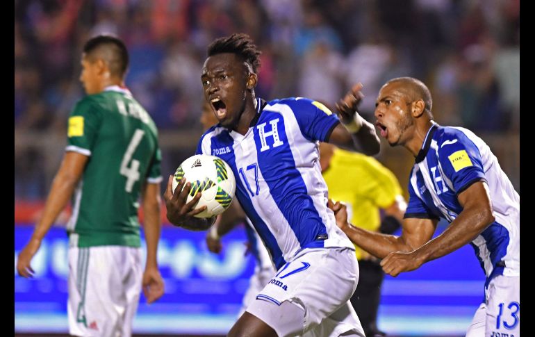 Alberth Elis y Eddie Hernandez, de Honduras, celebran uno de los tres tantos contra la escuadra azteca. AFP / O. Sierra