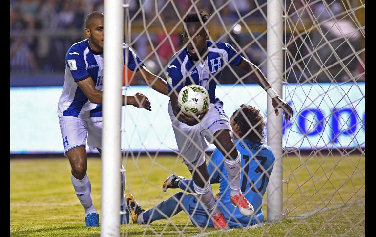 Eddie Hernandez festeja desde la portería de Memo Ochoa uno de los tantos que dieron la victoria a los aztecas. AFP / O. Sierra