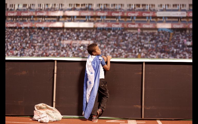 Un niño se coloca detrás de una valla para apreciar el juego en el que Honduras sacó el marcador pese a la oportunidad histórica de México. AP / M. Castillo