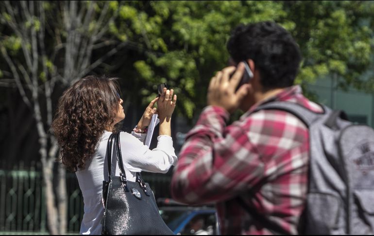 México alcanzó en 2015 los 107.7 millones de usuarios de telefonía móvil, es decir, 9 de cada 10 habitantes del país son usuarios de este servicio. EL INFORMADOR / ARCHIVO
