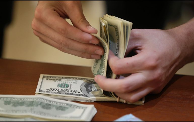 El dólar cerró la jornada de ayer en 19.10 pesos a la venta, su nivel más alto desde el 18 de mayo. AP/Archivo