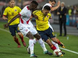 Los peruanos admiten que Falcao (D) les comunicó que la victoria de Brasil sobre Chile ponía a los peruanos en el repechaje y a los colombianos en el Mundial. AFP/E.Benavides