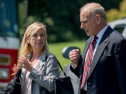 Kirstjen Nielsen conversa con John Kelly en el patio de la Casa Blanca durante agosto de este años. AP / ARCHIVO