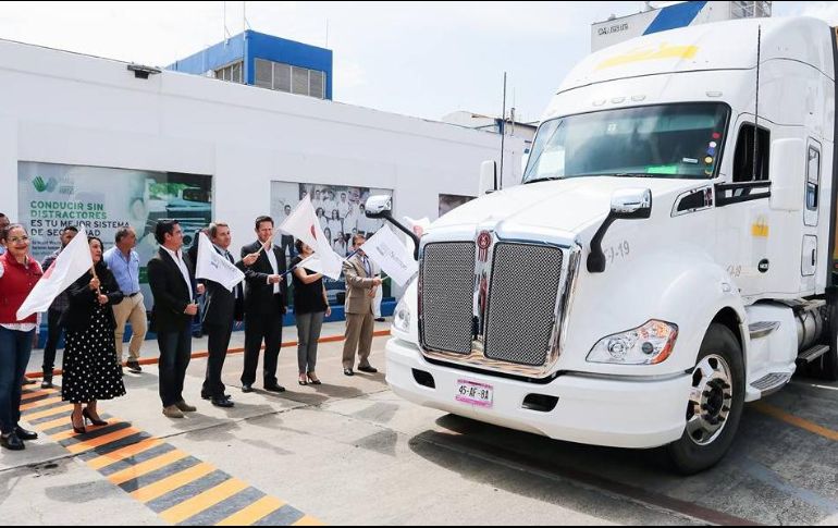 El gobernador del Estado de Jalisco, Aristóteles Sandoval Díaz, fue el encargado del banderazo de salida de este primer envío. FACEBOOK / Aristóteles Sandoval