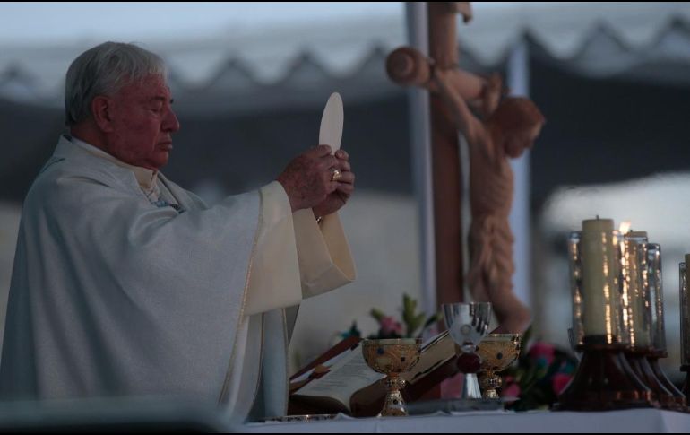 El cardenal emérito arremetió contra quienes diseñaron y pagaron la escultura ubicada en avenida Federalismo cerca del templo de El Refugio. EL INFORMADOR / F. Atilano