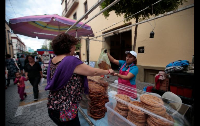 La vendimia de antojitos caracterizó la víspera del 12 de octubre en el Centro de Guadalajara. EL INFORMADOR / F. Atilano
