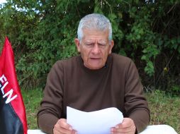 Aureliano Carbonel, miembro de la Delegación de Diálogos del ELN, leyó el comunicado en que se denunciaban las acciones de las autoridades colombianas. FACEBOOK / @ELNPaz