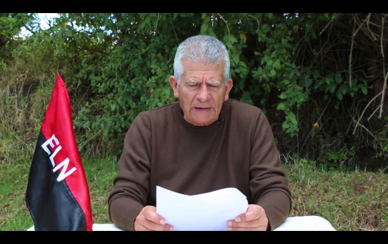 Aureliano Carbonel, miembro de la Delegación de Diálogos del ELN, leyó el comunicado en que se denunciaban las acciones de las autoridades colombianas. FACEBOOK / @ELNPaz