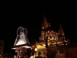 El contingente avanza con lentitud por la vialidad y el carruaje que lleva a la Virgen ha tenido que detenerse en varios puntos. EL INFORMADOR / F. Atilano