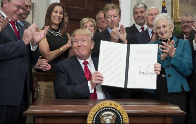 El mandatario afirmó que la medida constituye ''un alivio contra el 'Obamacare''', en referencia a la reforma del sistema de salud aprobada bajo el gobierno anterior de Barack Obama. EFE / M. Reynolds