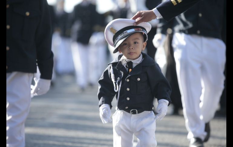 Integrantes de la Guardia de Honor y la banda de guerra fueron de los primeros en avanzar. EL INFORMADOR/F. Atilano