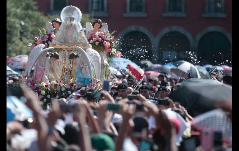 Asistentes captan con sus teléfonos el paso de la Generala. EL INFORMADOR/F. Atilano